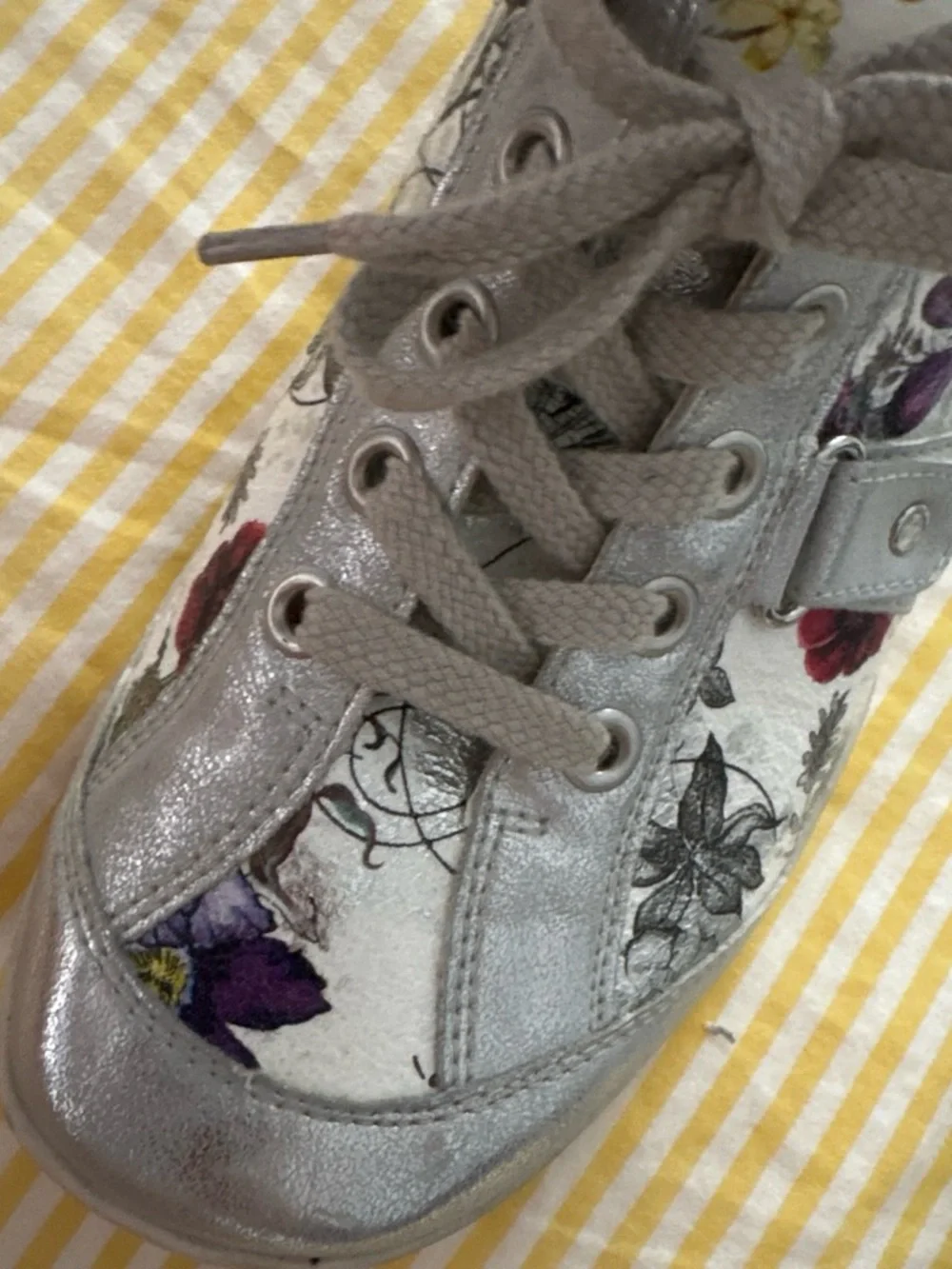 Remonte White Floral Zip-Front Women's Sneaker with Purple Accents. size 39